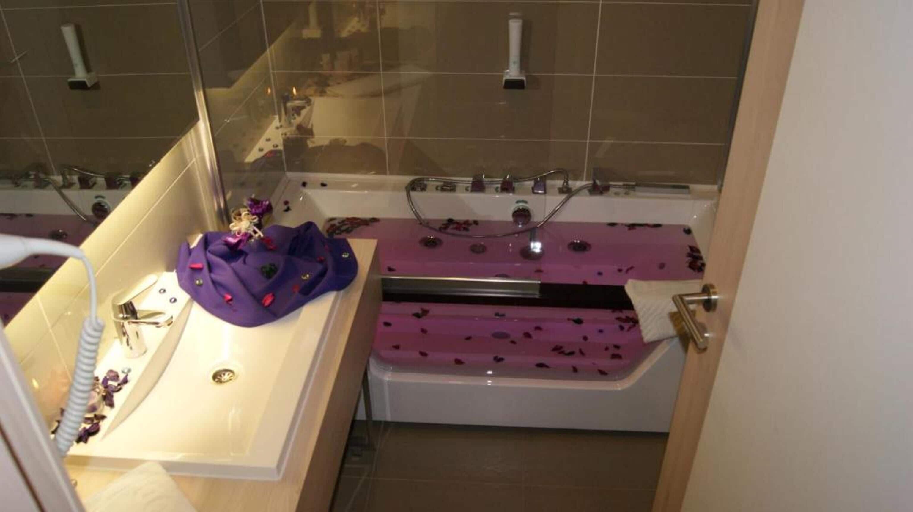 Un baño con bañera, lavamanos y ducha.