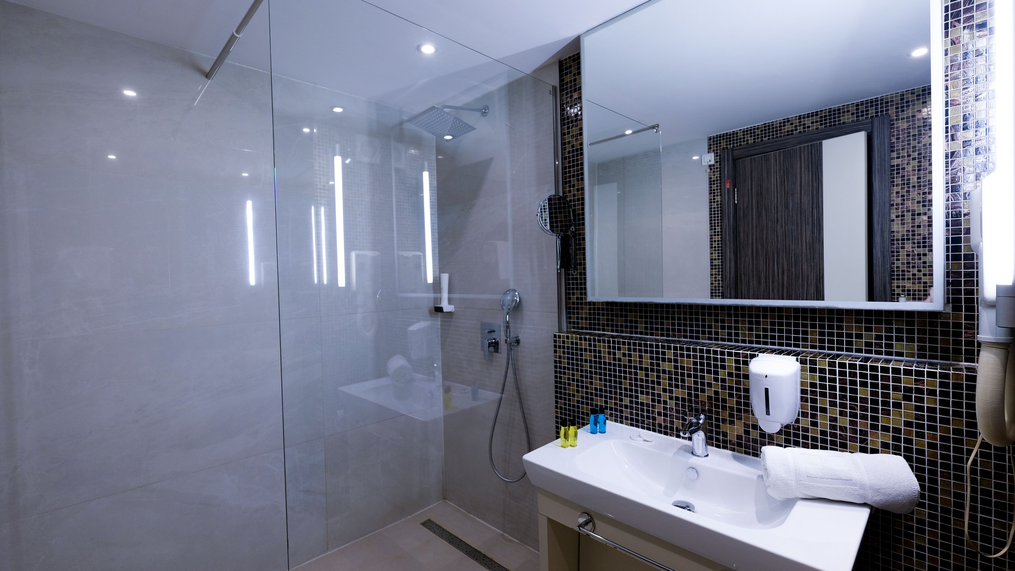 Bañera profunda, secador de pelo, bidet, toallas