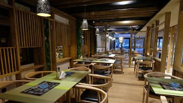 4 bares/lounges
