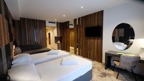 Minibar, caja de seguridad en la habitación y escritorio 