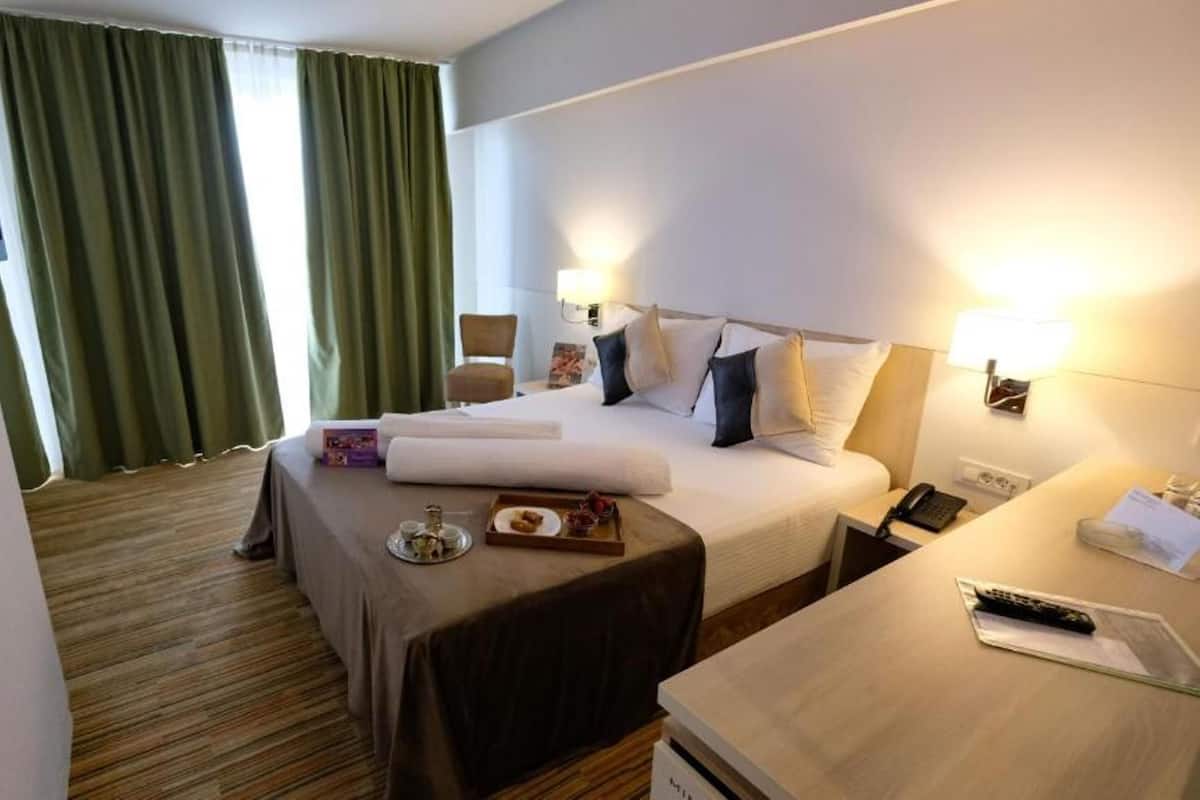 Minibar, coffres-forts dans les chambres, bureau, chambres insonorisées
