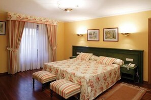 Desk, free cots/infant beds, rollaway beds, free WiFi - Hotel Gastronómico Casa Rosalia (Brion)