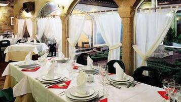 Serveert lunch en diner, Spaanse gerechten