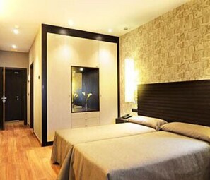 Meja kerja, tempat tidur bayi gratis, dan tempat tidur lipat/tambahan