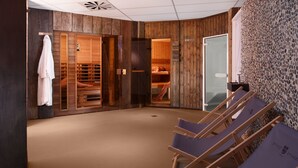 A sauna room with wooden walls, a glass door, and a bench. - Greenside (De Koog)