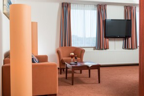 Deluxe-Doppelzimmer | Wohnbereich | 43-Zoll-LCD-Fernseher mit Kabelempfang, Fernseher