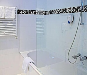 Bathroom | Hair dryer, bathrobes, slippers - Pension A Und A (Vienna)