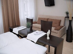 Minibar, in-room safe, iron/ironing board, free cots/infant beds - Pension A Und A (Vienna)