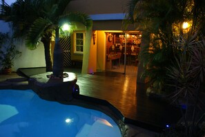 Kolam renang outdoor, dengan kursi berjemur
