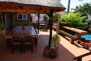 Outdoor dining - Africa Regent Guest House (Durban North)