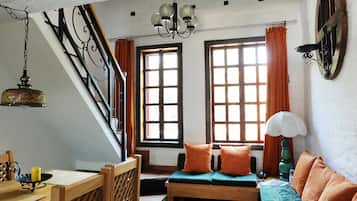 Two bedroom loft - 1 to 4 pax | ๊ฑฐ์ค | ์ผ์ด๋ธ ์ฑ๋ ์์ฒญ์ด ๊ฐ๋ฅํ 24์ธ์น ํ๋ฉด TV, ๋ทํ๋ฆญ์ค, ๋ฐ๋ฅ ๋๋ฐฉ/์จ๋