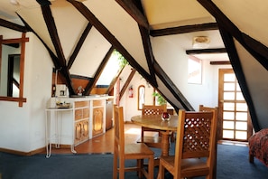 Family apartment with terrace - 1 to 6 pax | Essbereich im Zimmer