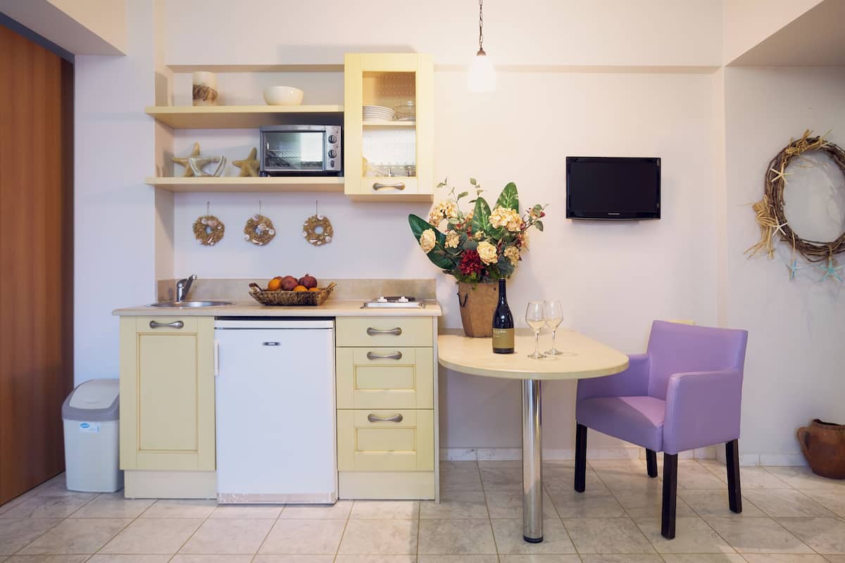 Fridge, coffee/tea maker