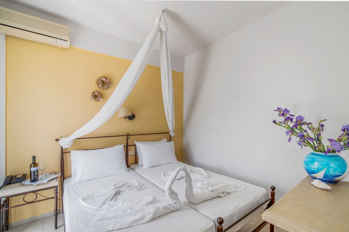 Superior Studio | 1 bedroom, minibar, in-room safe, desk