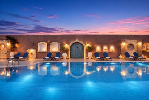 Golden Bay Apartments-Garden Haven