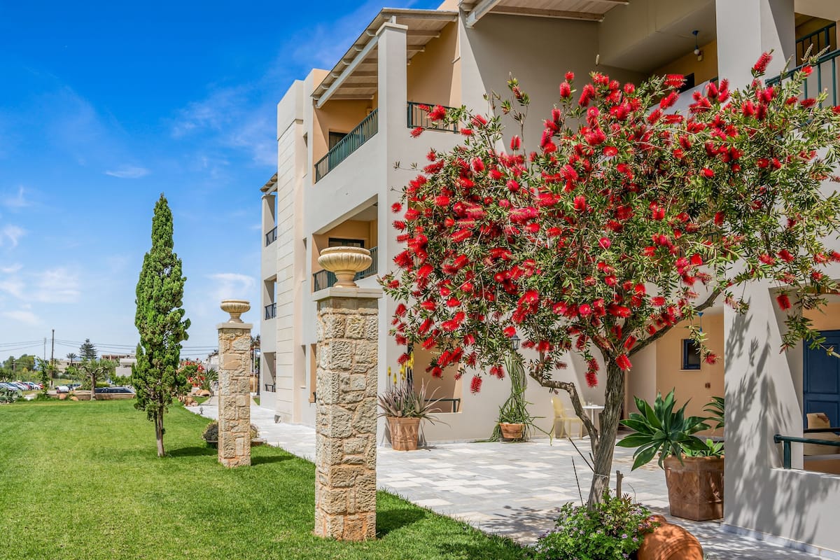 Deluxe Suite, Sea View | Courtyard view