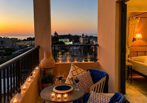 Deluxe Suite, Sea View | Lanai - Golden Bay Hotel (Hersonissos)