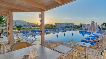 Una piscina al aire libre