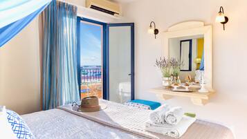 Minibar, caja de seguridad en la habitación y escritorio