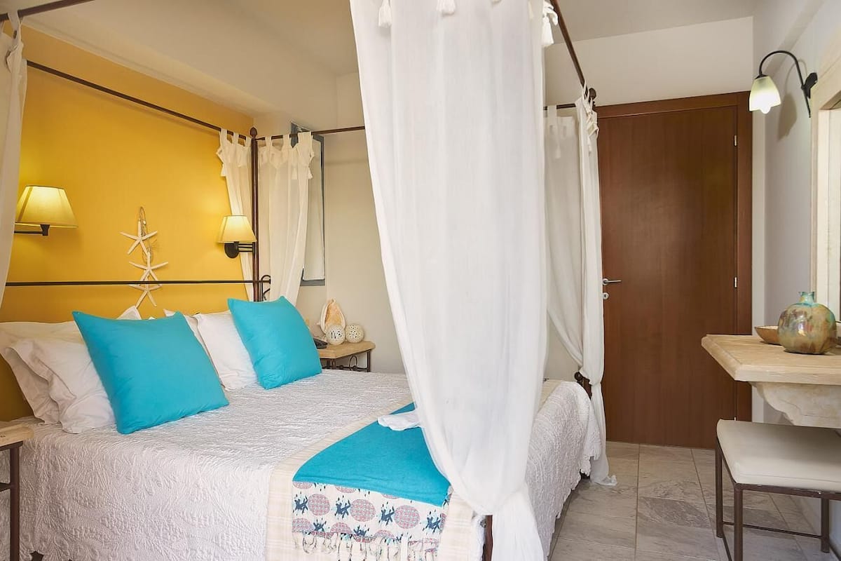 Deluxe Suite, Sea View | 1 bedroom, minibar, in-room safe, desk