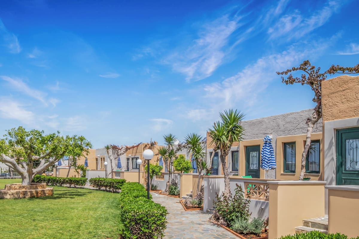 Studio, Garden View | 1 bedroom, minibar, in-room safe, desk