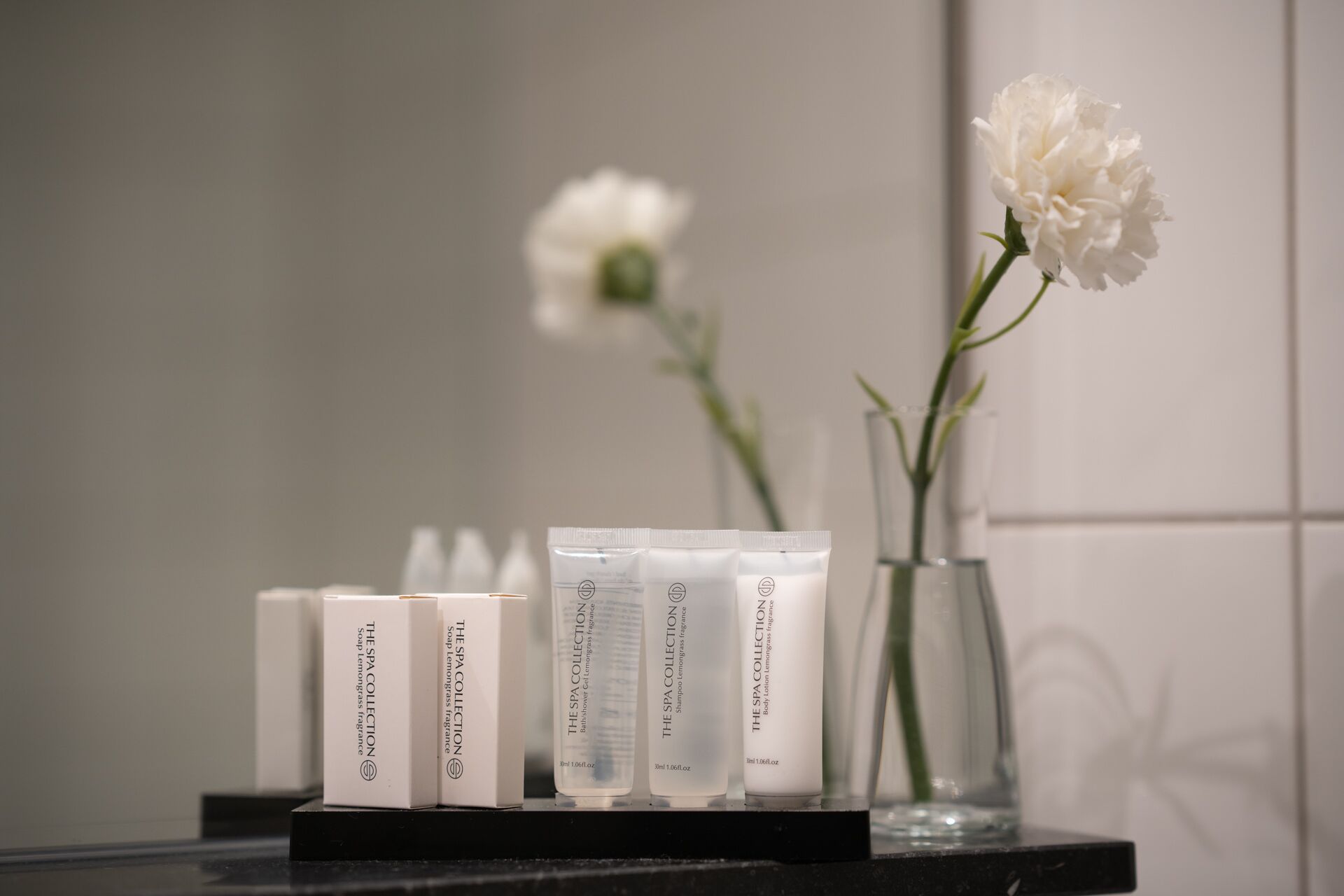 deluxe double room | bathroom | combined shower/bathtub, free toiletries, hair dryer, dressing gowns