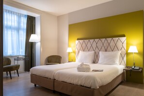 华丽双人房 | 客房内保险箱、办公桌、遮光窗帘、熨斗/熨板