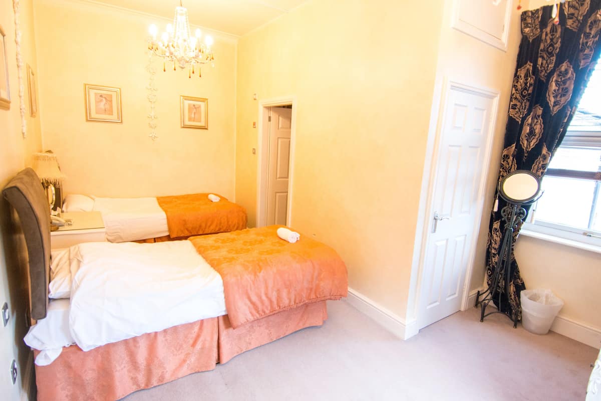 Comfort Twin Room, 2 Twin Beds, Ensuite | Minibar, desk, iron/ironing board (on request)