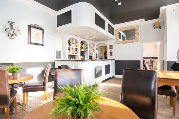 Breakfast and dinner served, British cuisine - The York Hotel (Wolverhampton)