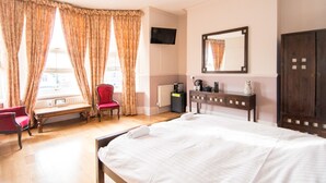 Habitación doble superior, 1 cama King size, baño en la habitación | Área de sala de estar