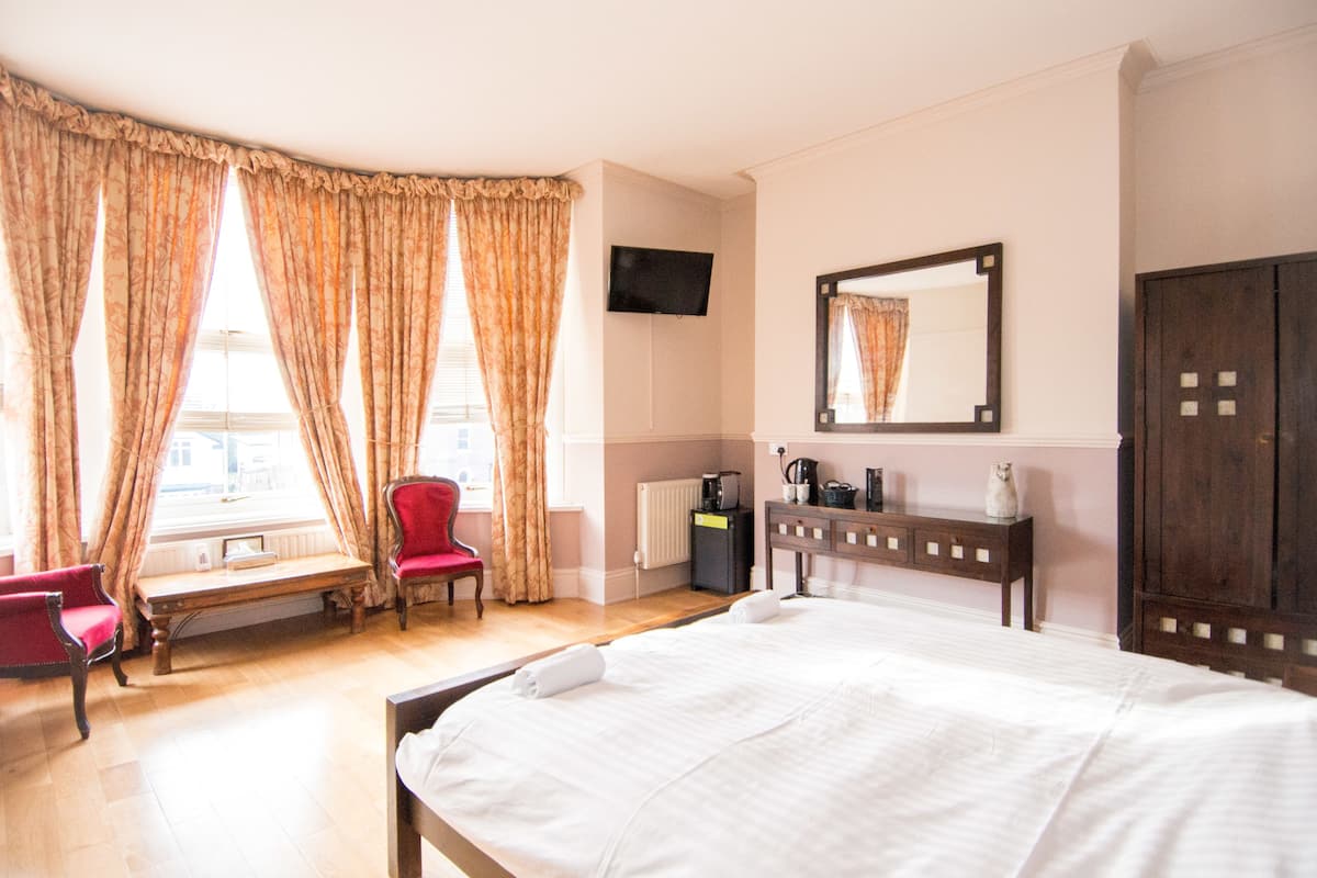 Superior Double Room, 1 King Bed, Ensuite | Living area | Flat-screen TV