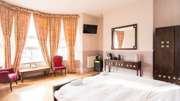 Superior Double Room, 1 King Bed, Ensuite | Living area