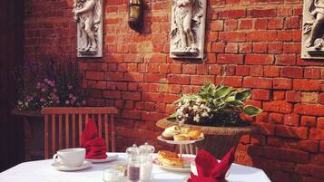 Breakfast and dinner served, British cuisine