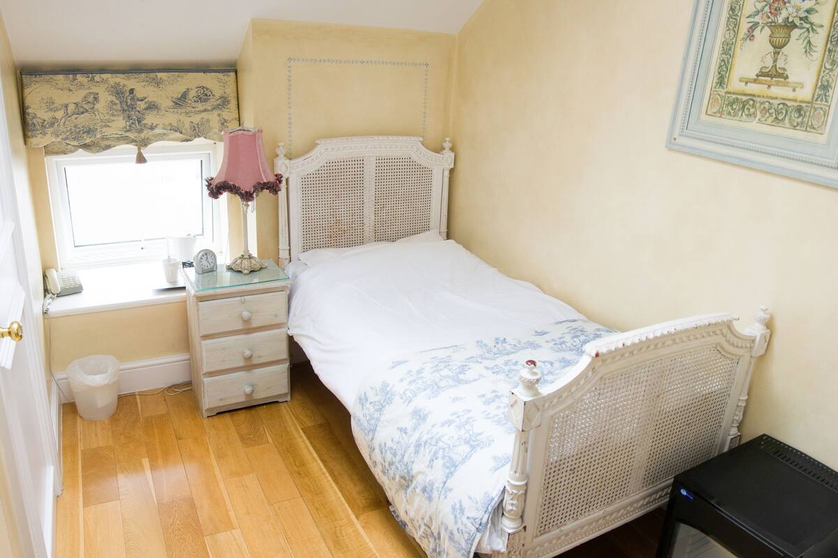 Comfort Single Room, 1 Twin Bed, Ensuite | Minibar, desk, iron/ironing board (on request)
