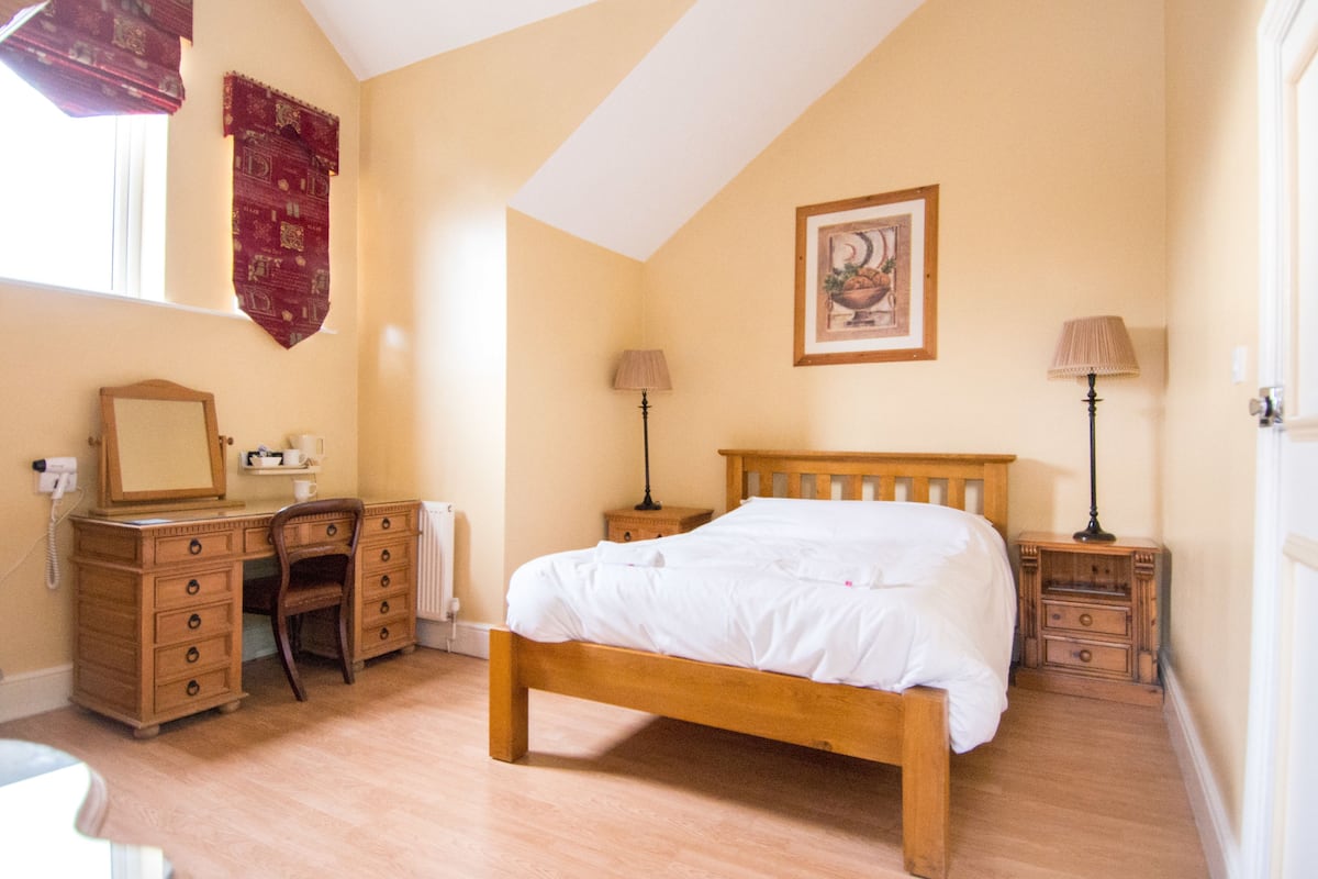 Comfort Double Room, 1 Double Bed, Ensuite | Minibar, desk, iron/ironing board (on request)