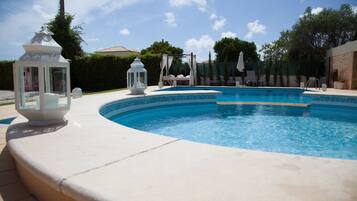 Piscine extérieure, parasols de plage, chaises longues