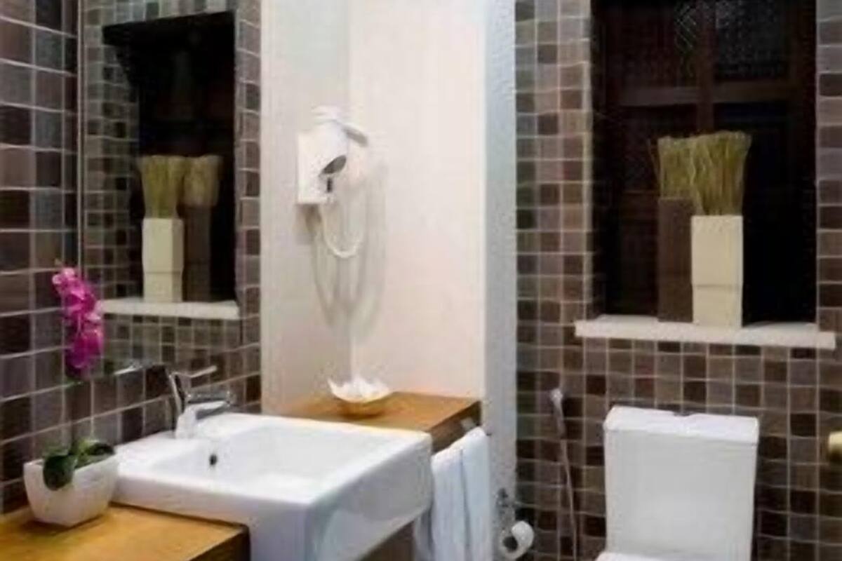 standard double room | bathroom | slippers, bidet, towels