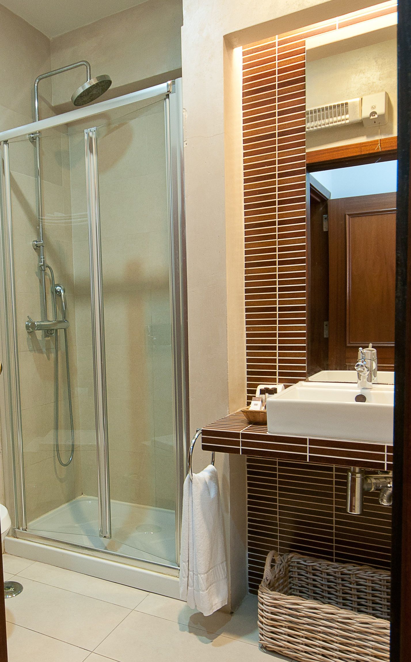 standard double room | bathroom | slippers, bidet, towels