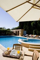 室外游泳池，池畔遮阳伞，日光浴躺椅