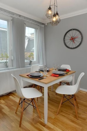 Apartamento design | Cozinha americana privada | Geladeira, micro-ondas, cooktop, chaleira elétrica