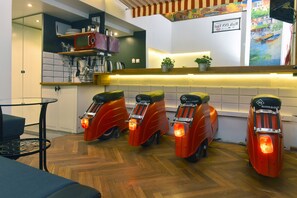 Moto Apartment | مطبخ خاص | ثلاجة، ميكروويف، موقد طهي مسطح، غلّاية ك هربائية