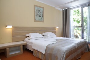 Minibar, safe på rommet, barnesenger og wi-fi (inkludert)