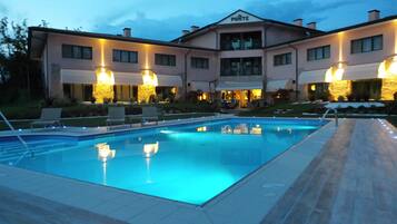 Front of property โ evening/night