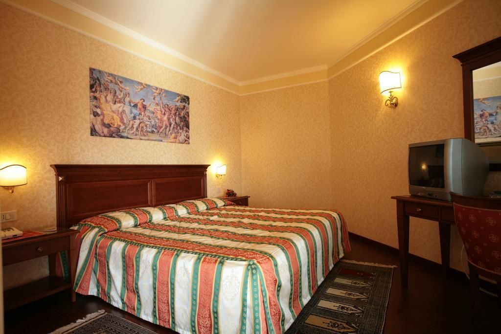 deluxe double room | minibar, in-room safe, desk, soundproofing