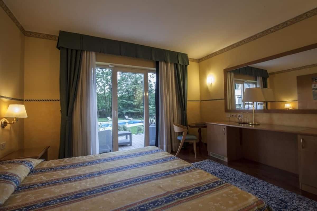 deluxe double room | minibar, in-room safe, desk, soundproofing