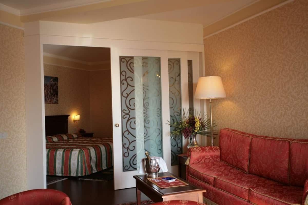 Suite | Living area | TV, DVD player, pay movies