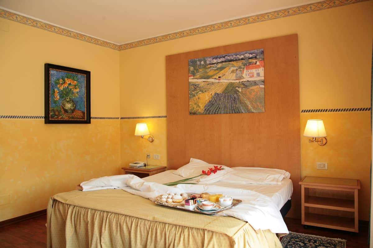 deluxe double room | minibar, in-room safe, desk, soundproofing