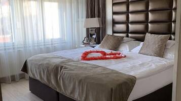 Superior kamer, 1 twee- of 2 eenpersoonsbedden | Een minibar, een kluis op de kamer, individueel gemeubileerd, een bureau