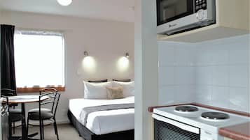 One Bedroom Unit | Cuisine privée | Réfrigérateur, micro-ondes, cafetiÚre/bouilloire, bouilloire électrique