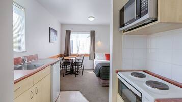 One Bedroom Unit | Yksityinen keittiö | Jääkaappi, mikroaaltouuni, kahvin-/teenkeitin, vedenkeitin